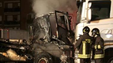Lo spegnimento del camion distrutto dal rogo
