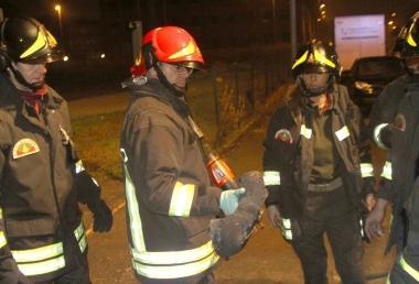 Marco Gambini, al centro con il casco, mostra i resti della bombola 