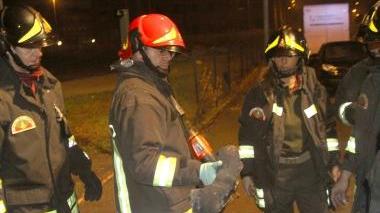 Marco Gambini, al centro con il casco, mostra i resti della bombola