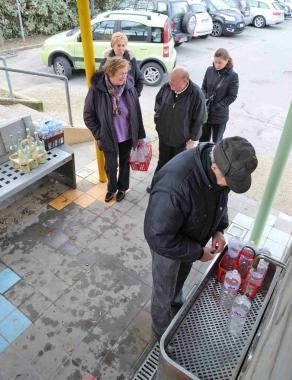 In fila alla fontanella dacqua di piazza Berlinguer    