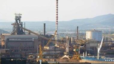 L’acciaieria Lucchini vista dal porto