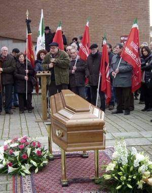 Un momento del funerale 