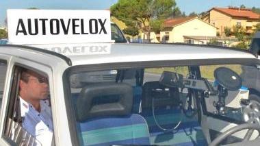 La Fiat Panda con l’autovelox dei vigili urbani di Quarrata