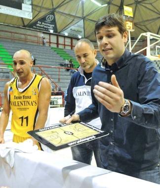 Coach Giovanni Bassi durante un time out   