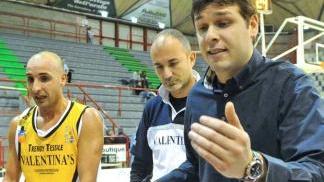 Coach Giovanni Bassi durante un time out