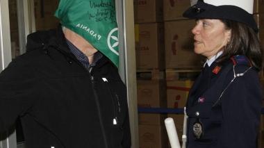 Innocenti col volto coperto dal fazzoletto A destra un momento del consiglio comunale straordinario all’orditura di Andrea Belli
