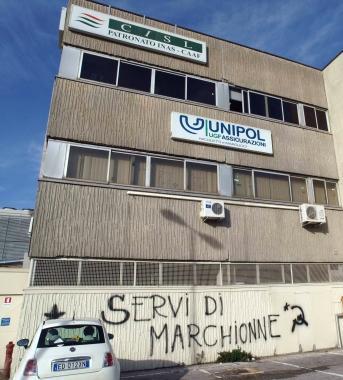 <b>INSULTI.</b> Le scritte alla Cisl 