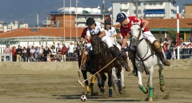 <b>SPETTACOLO.</b> Il Polo sulla spiaggia in un appuntamento al Principe di Piemonte a Viareggio 