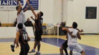 Un’azione sotto canestro del Basket Cecina