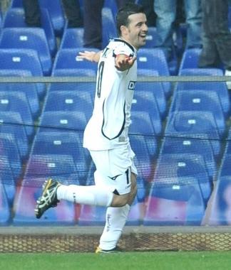 Qui sopra Tot&ograve; Di Natale esulta dopo il gol segnato con il Genoa Nella foto in sotto il titolo a destra il tecnico Aglietti fa i complimenti a Forestieri dopo la sostituzione 