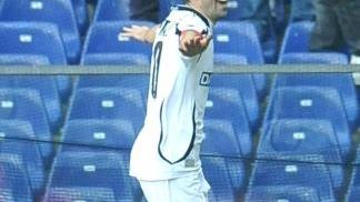 Qui sopra Totò Di Natale esulta dopo il gol segnato con il Genoa Nella foto in sotto il titolo a destra il tecnico Aglietti fa i complimenti a Forestieri dopo la sostituzione