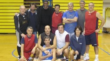 <b>ALLA BASTIA.</b> Abdul con un gruppo di cestisti amatori