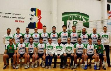 <b>VOLLEY. </b>La formazione della Turris Grandi e un muro del Cus 