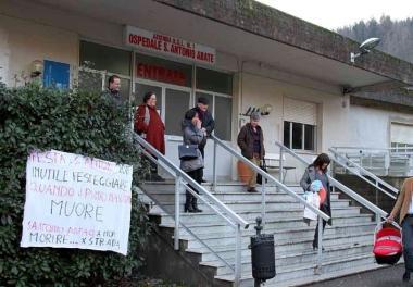 Striscione di protesta appeso allingresso dellospedale SantAntonio Abate di Pontremoli e sotto Jacopo Ferri durante la celebrazione religiosa 