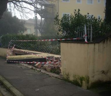 Il muretto di recinzione abbattuto dal furgone in via Montalese 