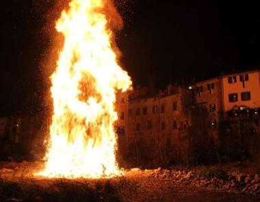Limmenso rogo allestito dai fuochisti di San Nicol&ograve; e i festeggiamenti dei rionali 