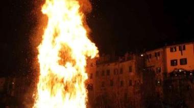 L’immenso rogo allestito dai fuochisti di San Nicolò e i festeggiamenti dei rionali