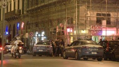 Volanti della polizia in piazza della Repubblica (foto archivio)