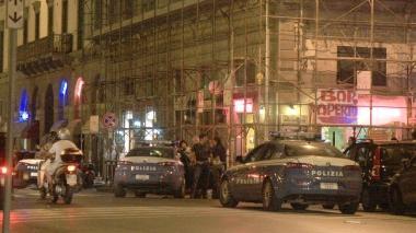 Volanti della polizia in piazza della Repubblica (foto archivio)