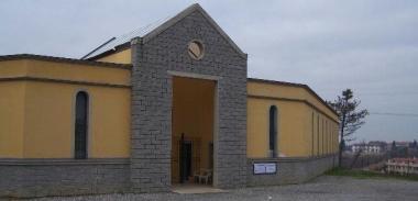 Lentrata del cimitero a Santa Maria a Monte A destra una tomba allinterno di quello di Pianore 