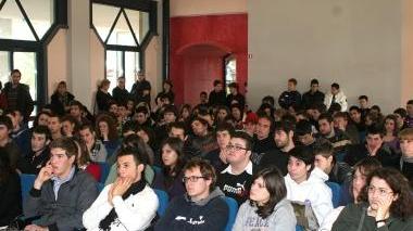 Gli studenti delle classi quinte dell’Isis Mattei di Rosignano e, sotto, la signora Hanny Kugler Weiss, sopravvissuta della Shoah, nell’incontro di piazza del Mercato