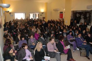 <b>SALA GREMITA </b> di precari ieri alla Cgil. A sinistra, Rosini (in piedi) e (a destra) la consigliera regionale Matergi 