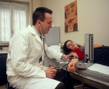 Un medico di base durante una visita     
