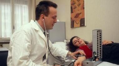 Un medico di base durante una visita