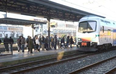 Un treno in arrivo alla stazione ferroviaria di Pontedera 
