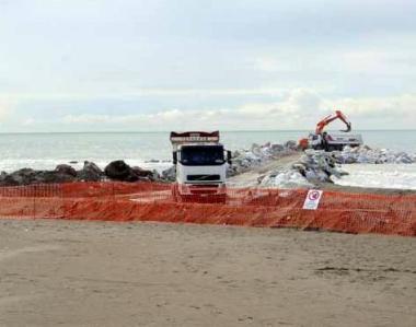 Il vice-presidente della Provincia Fabrizio Magnani promette il completamento dei lavori entro linizio della stagione Accanto, un cantiere sulla spiaggia   