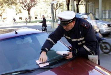 Un vigile multa unauto in divieto di sosta 