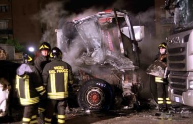 <strong>ORE DI PAURA.</strong> I camion distrutti dalle fiamme i vigili del fuoco al lavoro e una delle bombole inesplose