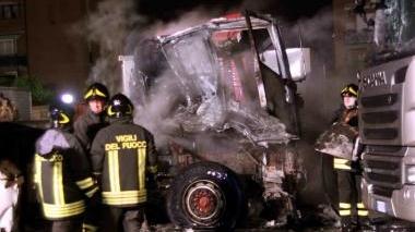 <strong>ORE DI PAURA.</strong> I camion distrutti dalle fiamme i vigili del fuoco al lavoro e una delle bombole inesplose