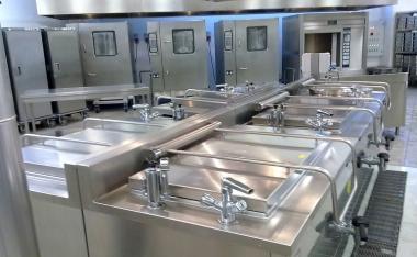Le cucine del centro cottura unico e, sotto l’assessore Buonriposi