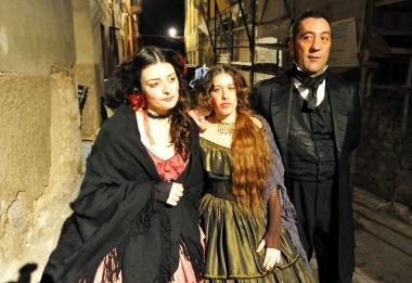 Tre comparse sul set del film “Violetta” ispirato alla Traviata le cui riprese sono in corso nel centro storico di Piombino