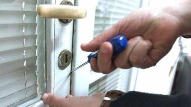 Un ladro mentre forza una serratura