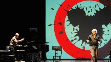 Stefano Benni durante uno spettacolo organizzato da Armunia