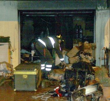 Pompieri e carabinieri nel garage andato a fuoco 