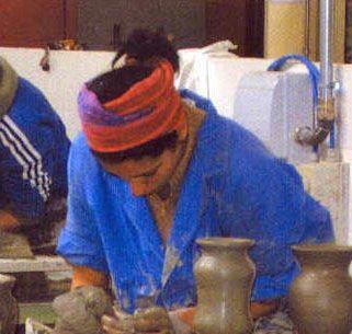 Una ceramista al lavoro 