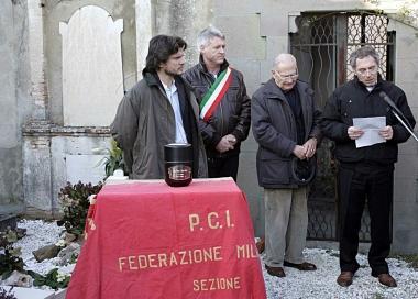 La commemorazione al cimitero di Cozzile 