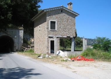 <b>ABUSI EDILIZI </b>La casa cantoniera &egrave; il simbolo dellinchiesta sui presunti illeciti nel Promontorio dell Argentario  