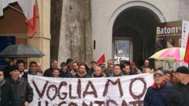 Una protesta dei vigilantes che chiedono il nuovo contratto