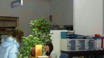 <b>AL PUBBLICO.</b> Un ufficio comunale e un utente che chiede informazioni