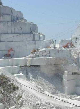 Una veduta delle cave di marmo 