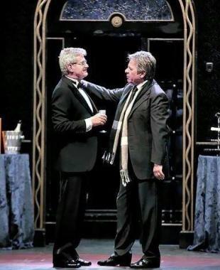 A sinistra Giuseppe Pambieri con Giancarlo Zanetti in un momento della commedia Cena a sorpresa     