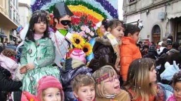 Bambine in maschera