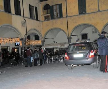 La piazza con linconsueta presenza contemporanea di carabinieri e avventori ai bar e ai pub 