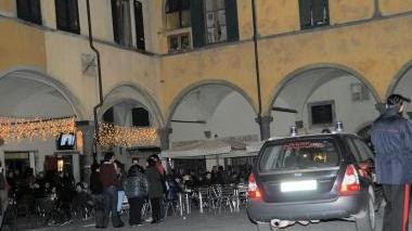 La piazza con l’inconsueta presenza contemporanea di carabinieri e avventori ai bar e ai pub