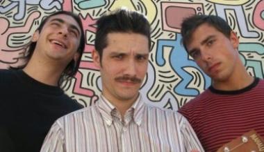 I Tom Moto in posa davanti al murale di Keith Haring 
