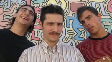 I Tom Moto in posa davanti al murale di Keith Haring